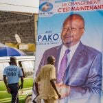 Un cartel electoral con el candidato presidencial de la oposición Guy Brice Parfait Kolelas en el centro de Brazzaville