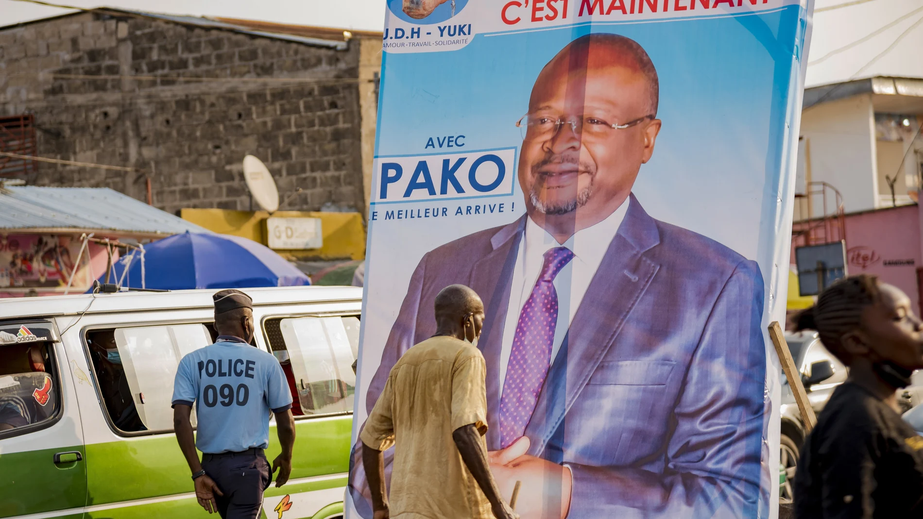 Un cartel electoral con el candidato presidencial de la oposición Guy Brice Parfait Kolelas en el centro de Brazzaville