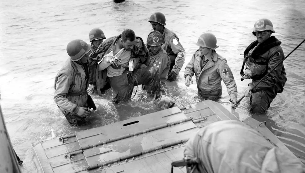 Evacuación de un herido después de los duros combates librados en las playas de Normandía