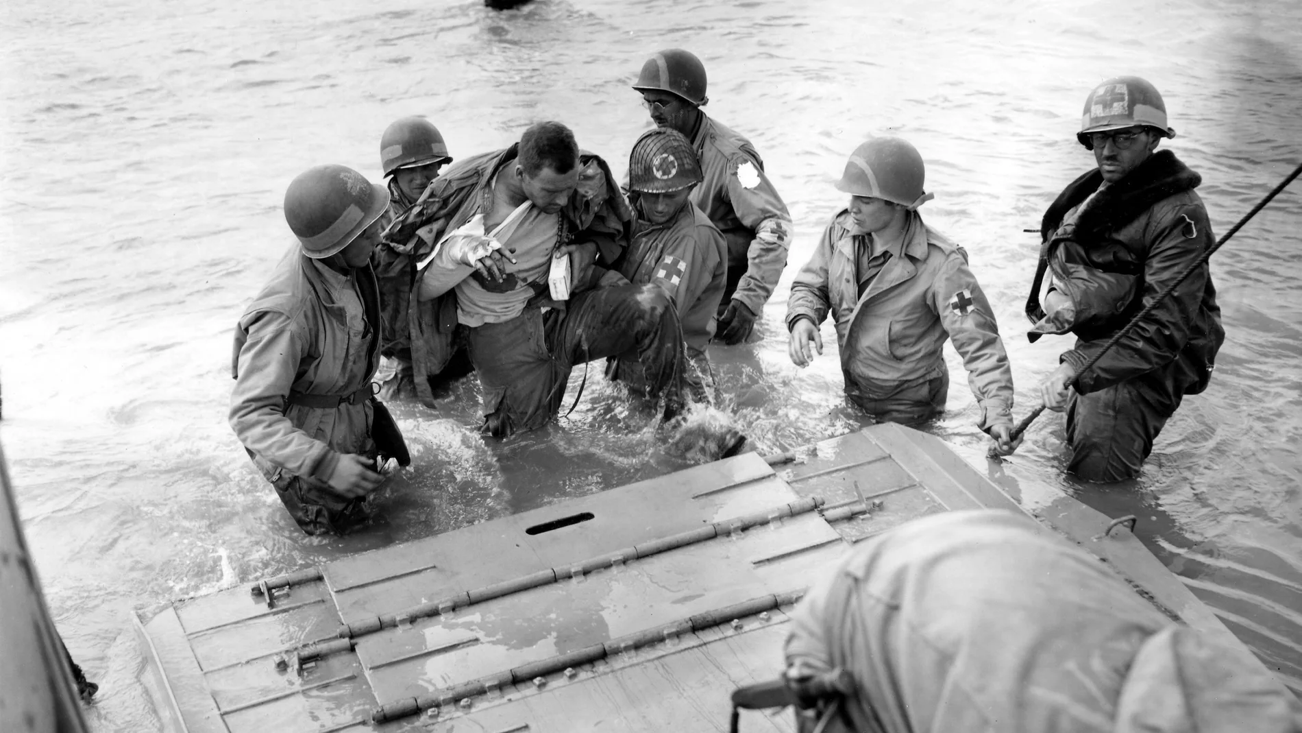 Evacuación de un herido después de los duros combates librados en las playas de Normandía