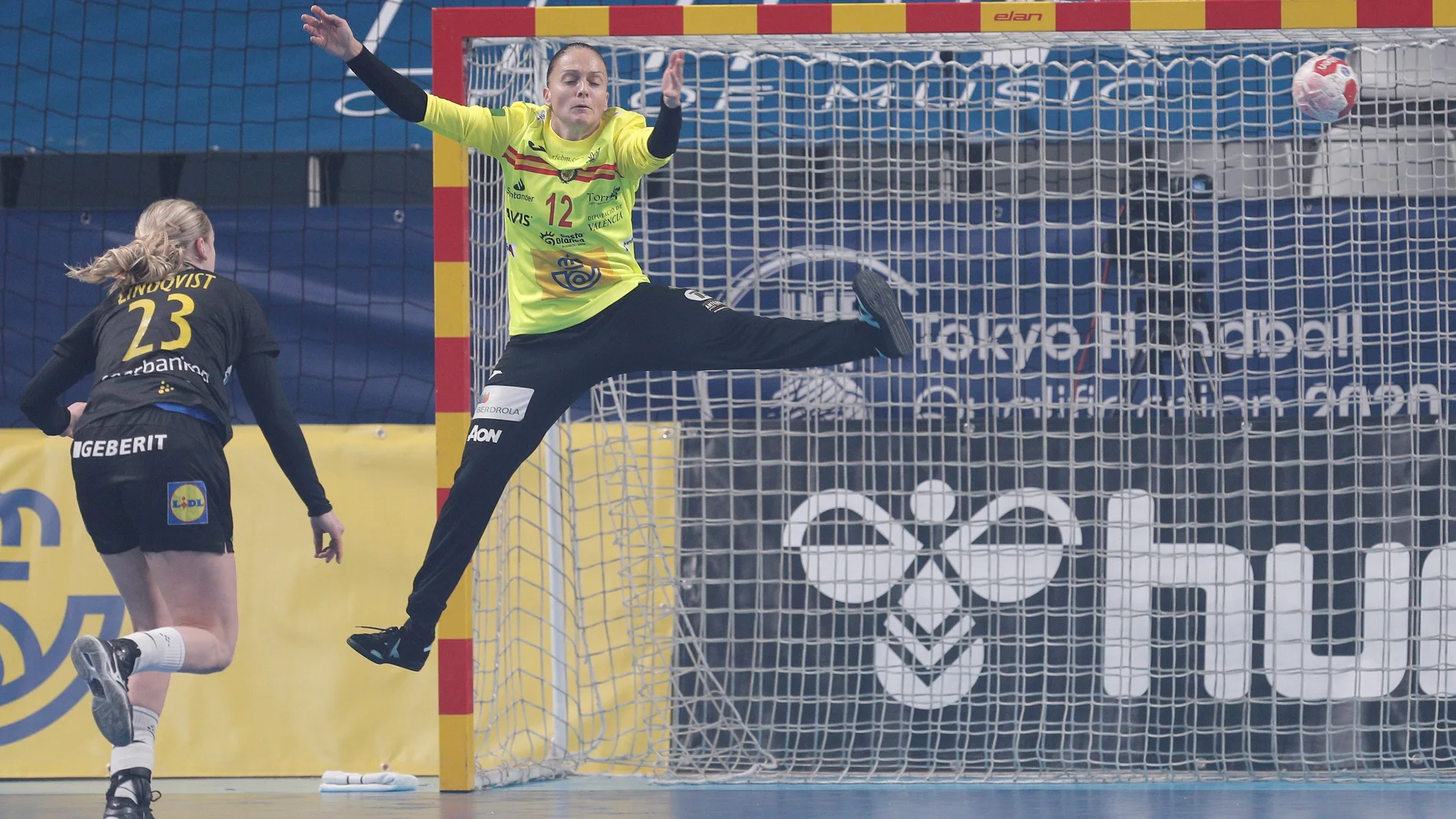 Silvia Navarro se estira para detener un balón en el primer partido del preolímpico de Llíria, que España empató con Suecia (28-28)
