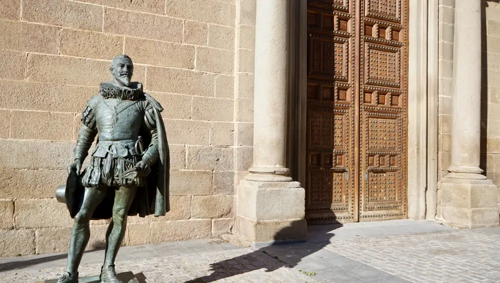 Estatua de Fernando Álvarez de Toledo, quinto Virrey del Perú, en Oropesa.