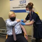 Boris Johnson ha recibido este viernes la primera dosis de la vacuna contra la Covid-19 de AstraZeneca y Oxford