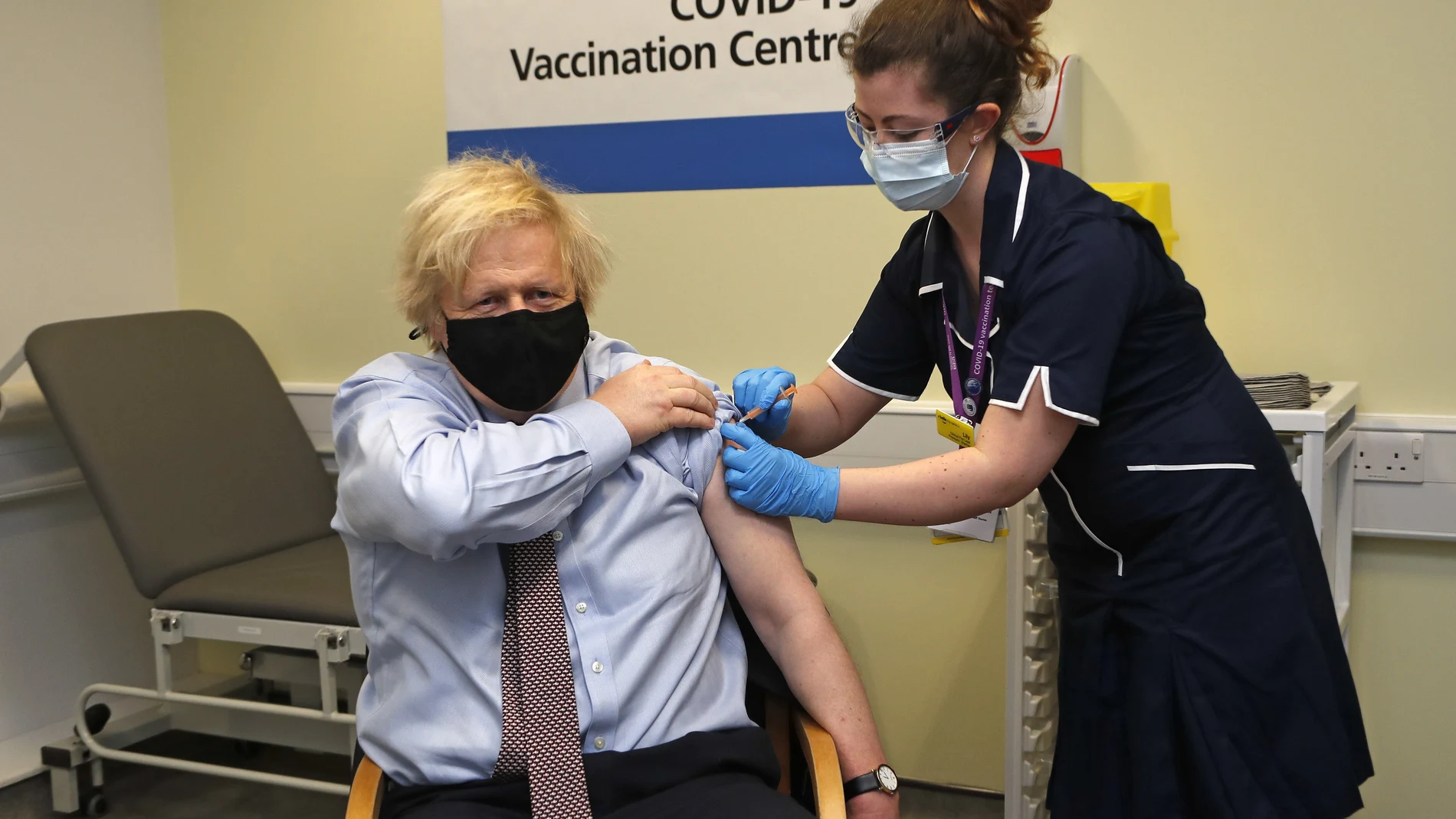 Boris Johnson ha recibido este viernes la primera dosis de la vacuna contra la Covid-19 de AstraZeneca y Oxford