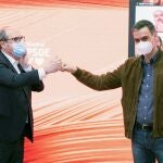 El presidente del Gobierno, Pedro Sánchez, en un acto de campaña con el candidato del PSOE en Madrid, Ángel Gabilondo