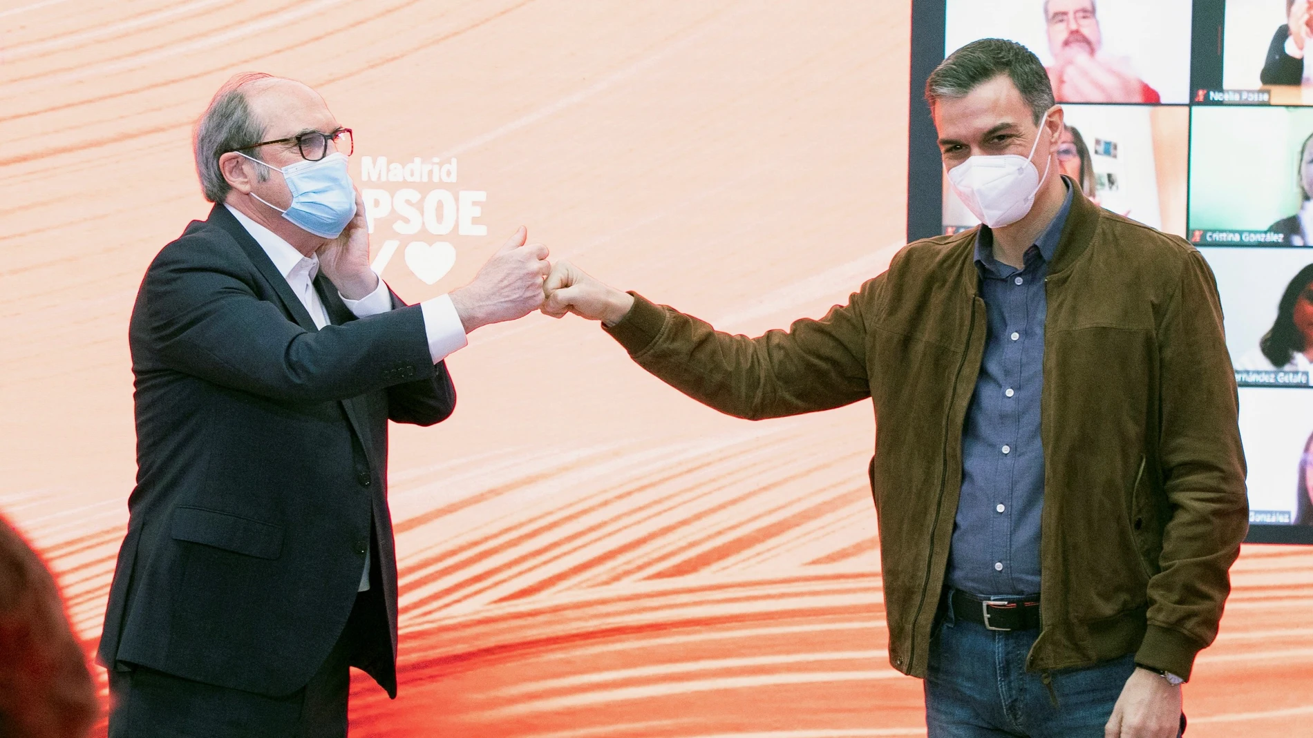 El presidente del Gobierno, Pedro Sánchez, en un acto de campaña con el candidato del PSOE en Madrid, Ángel Gabilondo