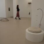 "Fuente de talismanes", obra de Julia Creuheras; al fondo, en el suelo, "Salmonella superbugs", de Isabella Benshimol