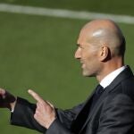 Zinedine Zidane da instrucciones durante el partido entre el Celta y el Real Madrid