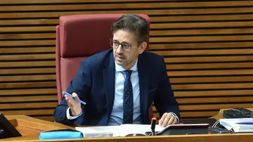 El portavoz de Sanidad del Grupo Parlamentario Popular, José Juan Zaplana, critica el plan de vacunación del Consell.