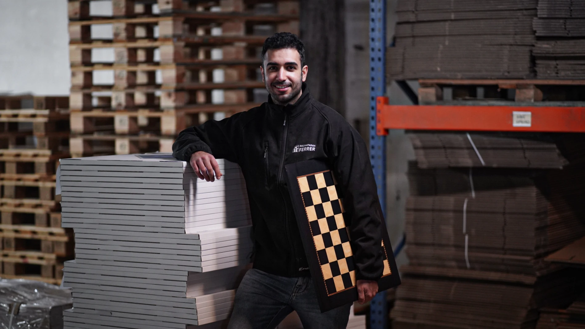 David Ferrer, es el gerente de Rechapados Ferrer, la empresa que fabrica los tableros de ajedrez que aparecen en Gambito de Dama