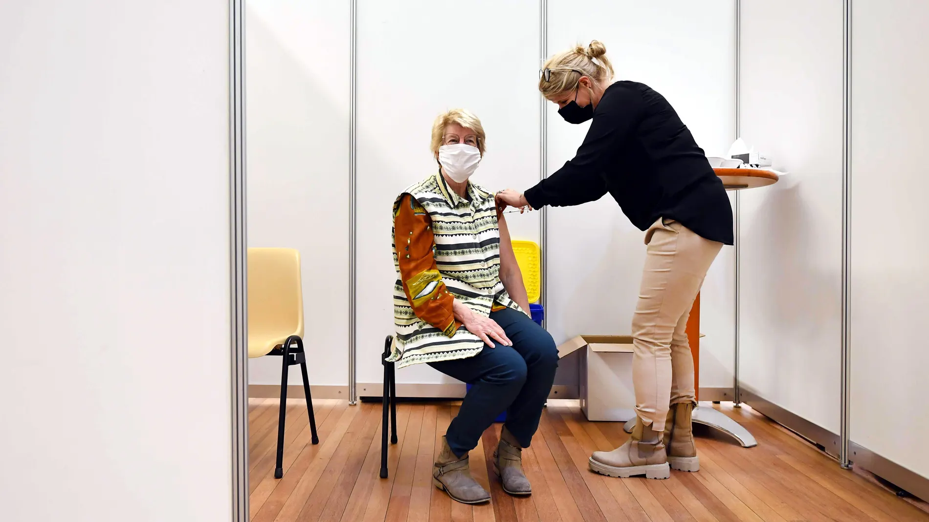 Una holandesa recibe la vacuna de Astra en Ede el pasado 20 de marzo