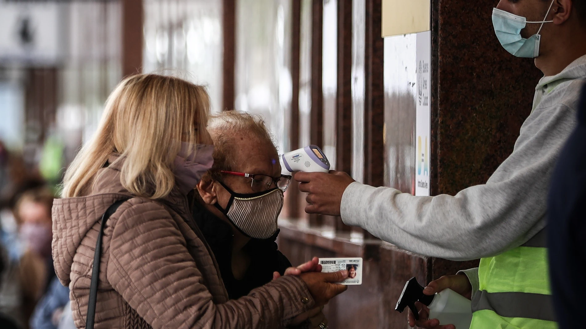 Personas esperan para recibir una vacuna contra la covid-19. EFE/Juan Ignacio Roncoroni