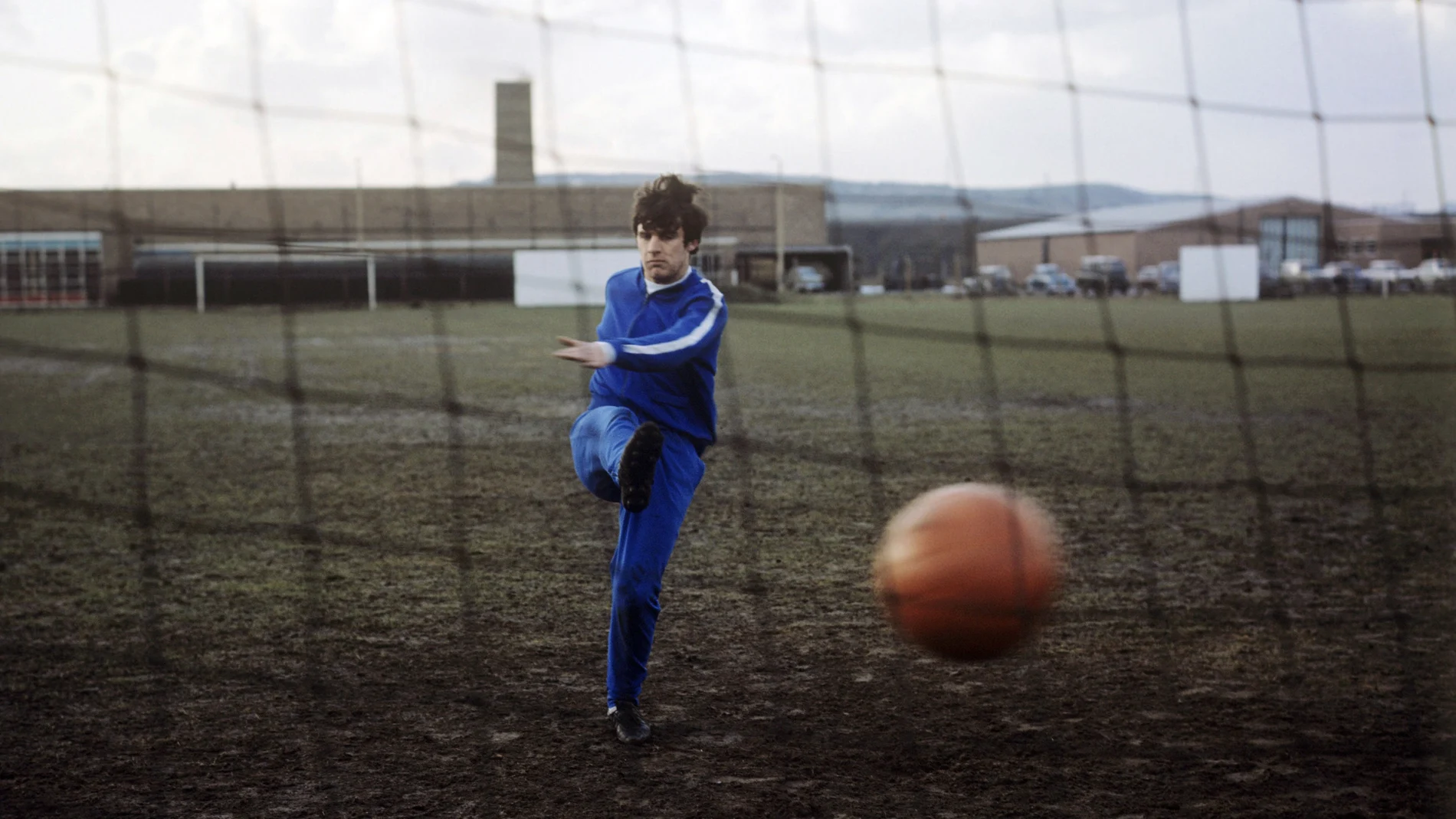 Peter Lorimer, en su época de futbolista del Leeds, entrenando un lanzamiento de penalti