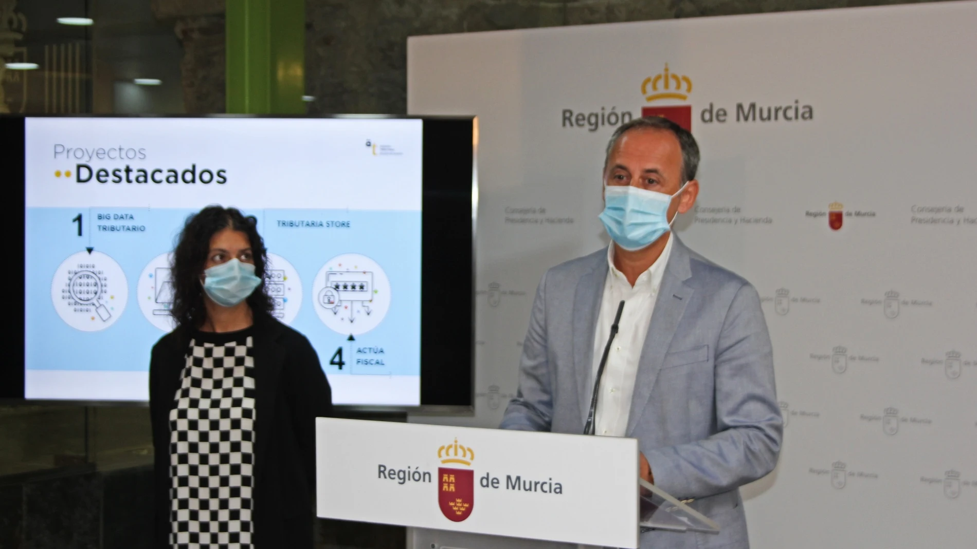 El consejero de Presidencia y Hacienda, Javier Celdrán, y la directora de la Agencia Tributaria de la Región de Murcia, Sonia Carrillo.