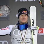 Alexis Pinturault de Francia celebra con el globo de cristal de la competición general de Super-G masculino durante la ceremonia de entrega de premios en las finales de la Copa del Mundo de Esquí Alpino de la FIS, en Lenzerheide, Suiza. EFE/EPA/GIAN EHRENZELLER