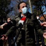 El portavoz nacional de Ciudadanos (Cs), Edmundo Bal, atiende a los medios de comunicación tras reunirse con la agrupación del Fuencarral-El Pardo de Madrid, este sábado.