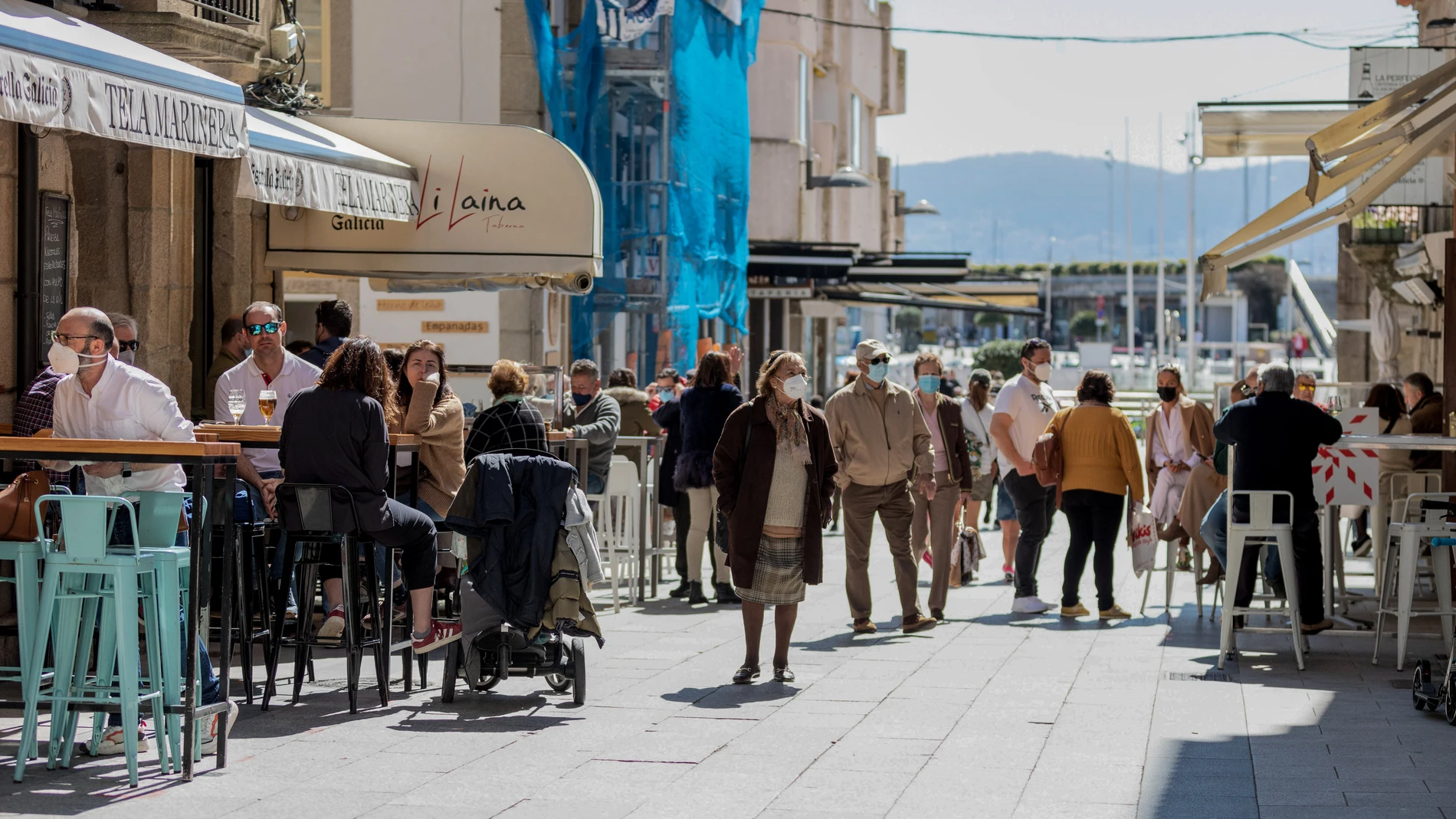 Varias personas pasean por una céntrica calle de Sanxenxo, Pontevedra, Galicia (España)