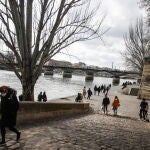 Varias personas junto al río Sena con la Torre Eiffel de fondo, en París, este finde de semana