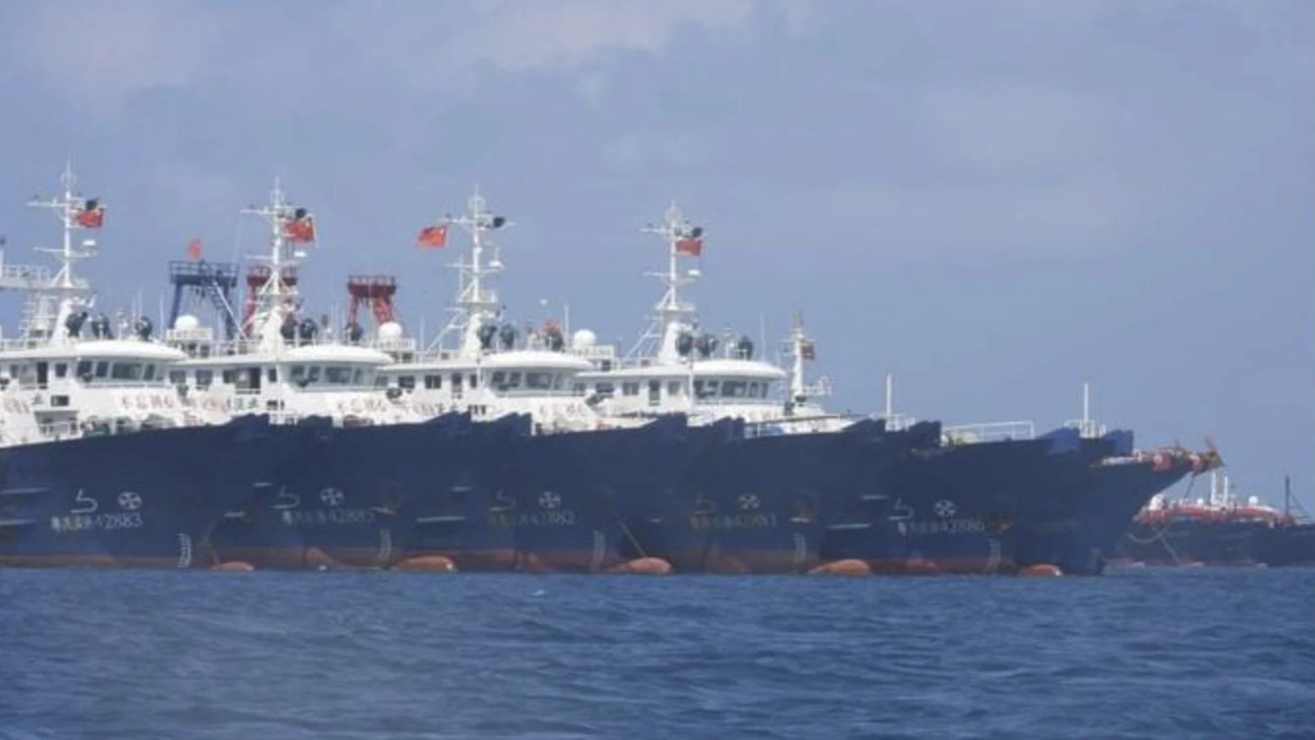 Fotografía realizada por el ministerio de Defensa de Filipinas de los barcos chinos en el arrecife de Whitsun