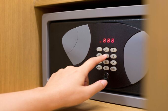 Nunca dejes nada en la caja fuerte de un hotel, así de fácil pueden abrirla