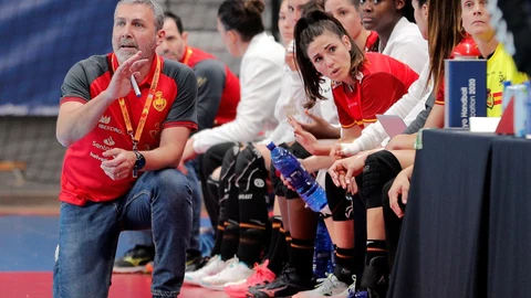 El entrenador de la selección española de balonmano femenino, Carlos Viver, gesticula durante el partido del torneo preolímpico en el partido que España ganó a Argentina