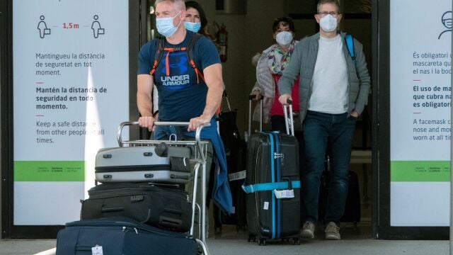 Pasajeros a su llegada este domingo al aeropuerto de Palma de Mallorca