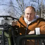 Vladimir Putin posa subido a un todoterreno en la región de Siberia en una foto de archivo
