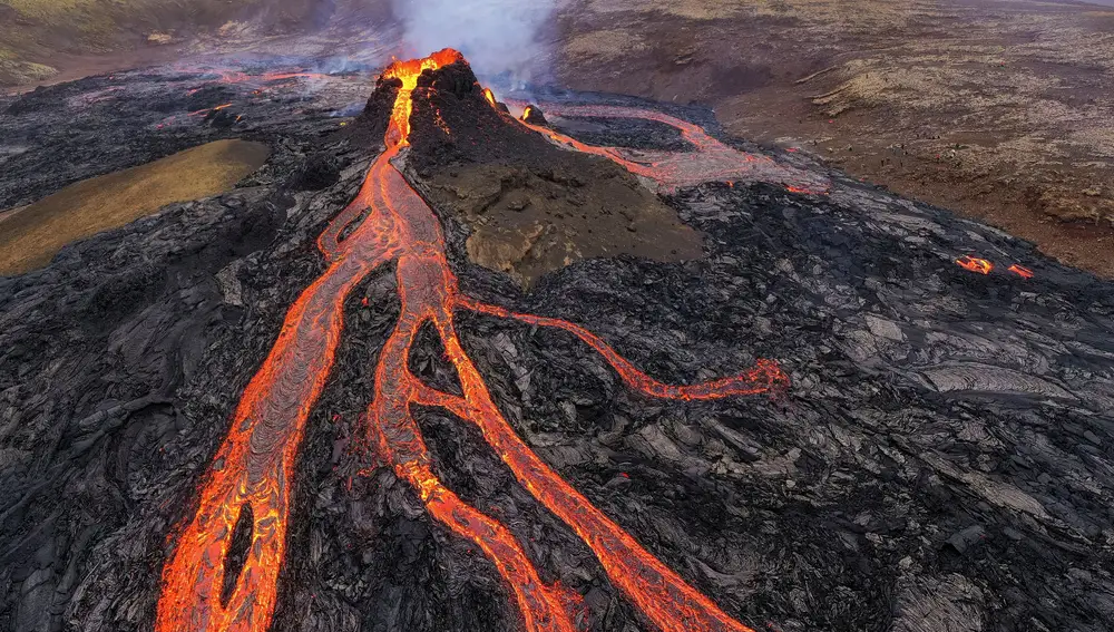 Asan salchichas sobre la lava que escupió un volcán en Islandia tras su erupción