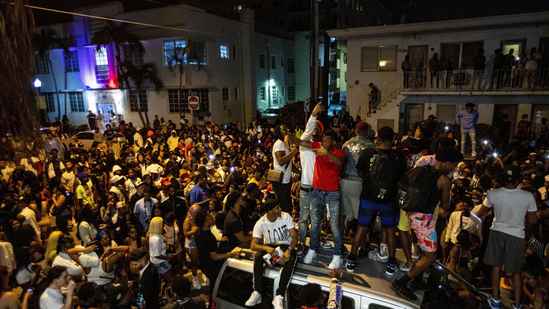 Multitudes en la calle una hora después del toque de queda en Miami Beach, Florida,
