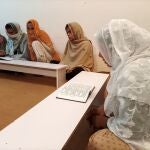 Un grupo de mujeres transgénero aprenden el Corán en la primera madrasa exclusiva para personas trans en Pakistán