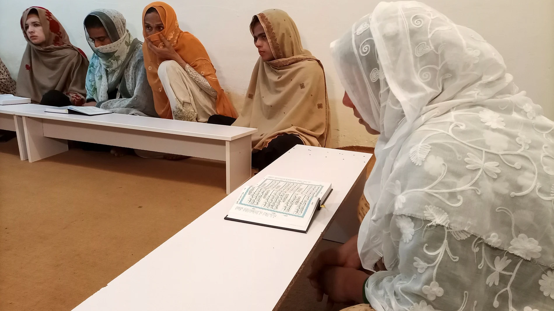 Un grupo de mujeres transgénero aprenden el Corán en la primera madrasa exclusiva para personas trans en Pakistán