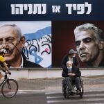 Dos carteles electorales con el líder del Likud, el "premier" Benjamin Netanyahu, y el líder de la oposicón Yair Lapid, en Ramat Gan, Israel