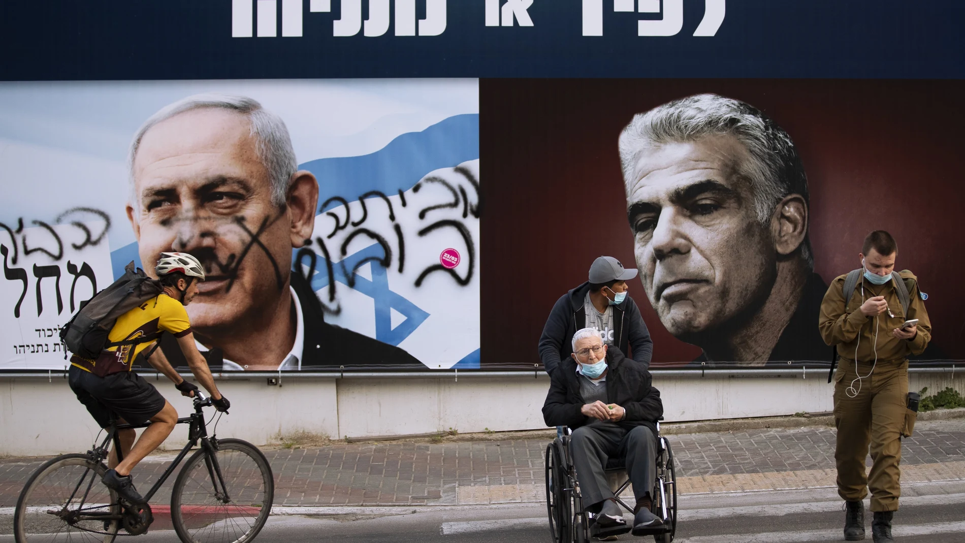 Dos carteles electorales con el líder del Likud, el "premier" Benjamin Netanyahu, y el líder de la oposicón Yair Lapid, en Ramat Gan, Israel