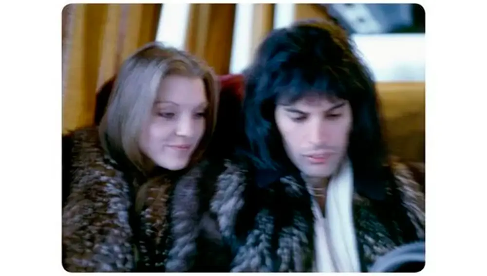 Freddie Mercury con Mary Austin, en 1975