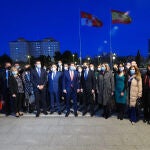 El presidente del PP, Pablo Casado y el presidente de la Junta de Castilla y León, Alfonso Fernández Mañueco tras la sesión plenaria en las Cortes de Castilla y León, junto a los militantes de la formación