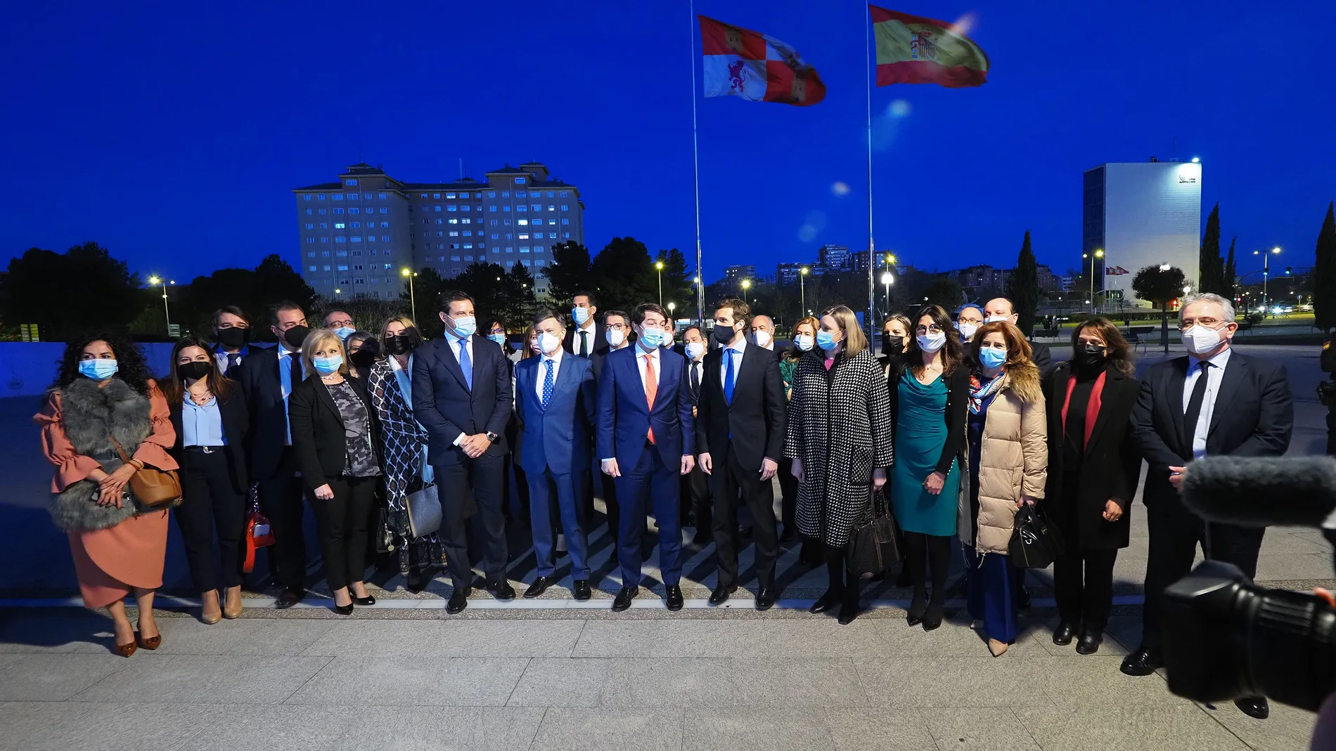 El presidente del PP, Pablo Casado y el presidente de la Junta de Castilla y León, Alfonso Fernández Mañueco tras la sesión plenaria en las Cortes de Castilla y León, junto a los militantes de la formación