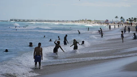 Bañistas en Miami Beach el lunes 22 de marzo