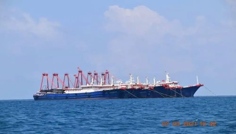 Algunas de los 220 embarcaciones chinas denunciadas por Filipinas