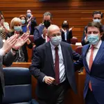 El presidente Alfonso Fernández Mañueco y el vicepresidente Francisco Igea reciben el aplauso de la bancada popular tras fracasar la moción de censura