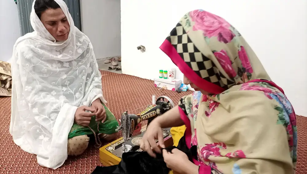 Rani Khan, durante una lección de costura en Islamabad