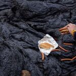 Un grupo de científicos optó por cocinar salchichas sobre la lava que escupió el volcán Fagradalsfjall como si se tratara de una parrilla