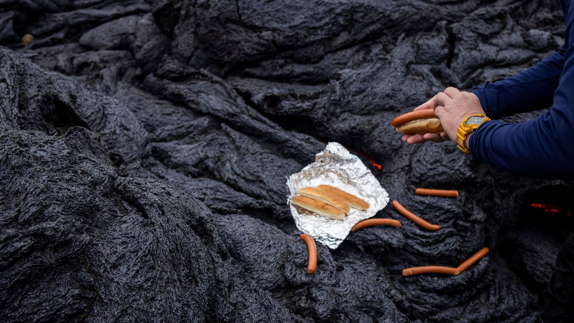 Un grupo de científicos optó por cocinar salchichas sobre la lava que escupió el volcán Fagradalsfjall como si se tratara de una parrilla