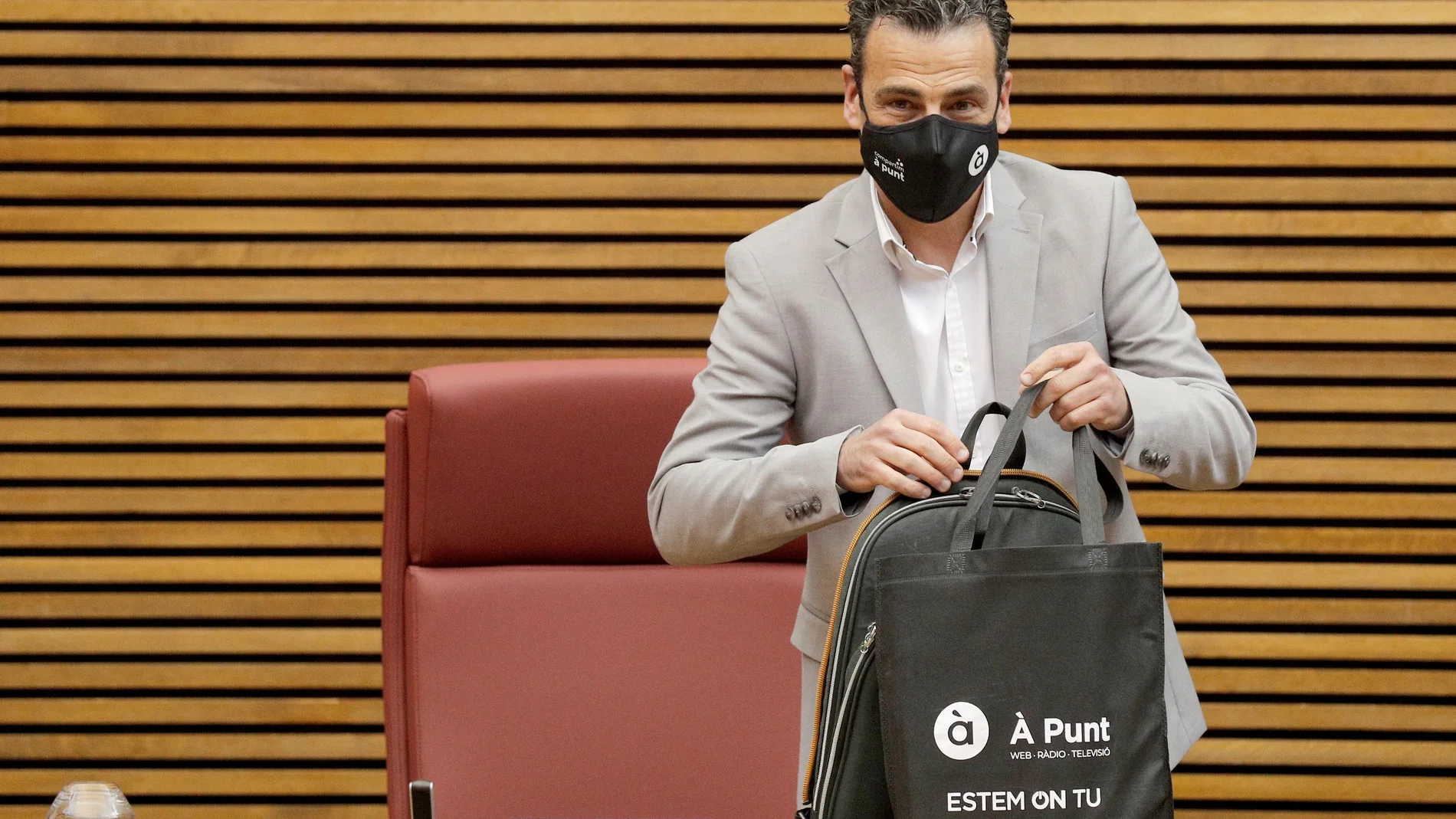 El director general de la Societat Anònima de Mitjans de Comunicació de la Comunitat Valenciana, Alfred Costa, presenta en Les Corts el balance de su primer año de gestión