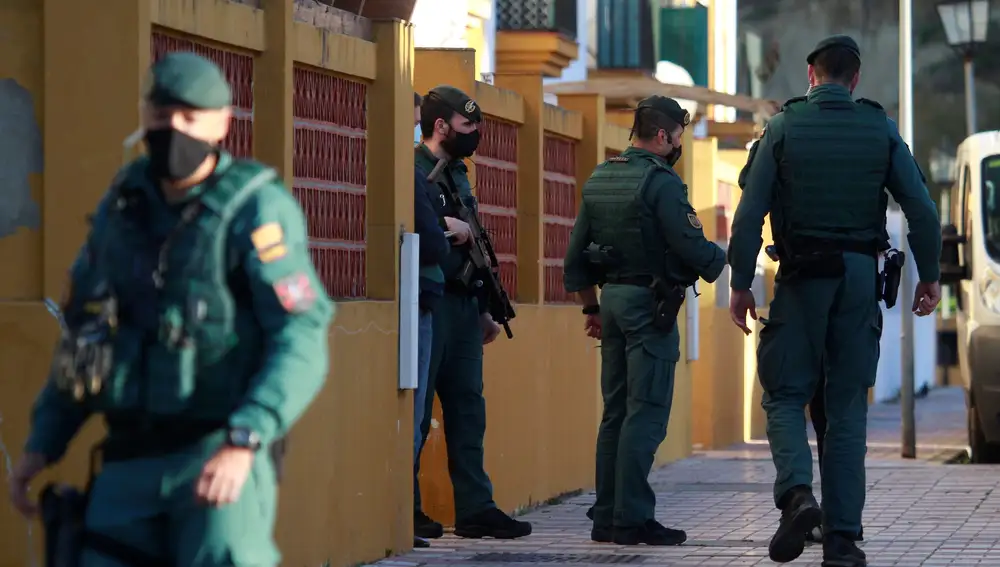 Agentes de la Guardia Civil durante el registro de una vivienda situada en el municipio de Los Barrios (Cádiz)