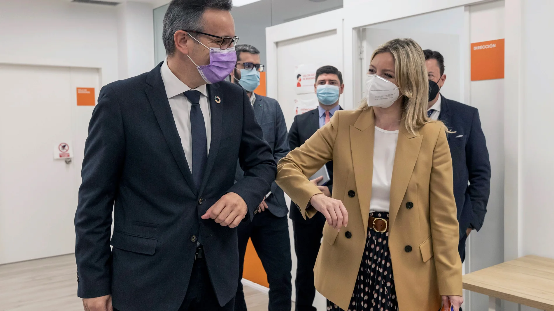 La coordinadora de Ciudadanos en la Comunidad de Murcia Ana Martínez Vidal (d) y el secretario general del PSOE en Murcia Diego Conesa (i), momentos de la rueda de prensa que han ofrecido este martes en la sede de Ciudadanos en Murcia.