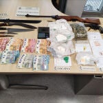 Toda la droga, armas y dinero incautado durante la operación