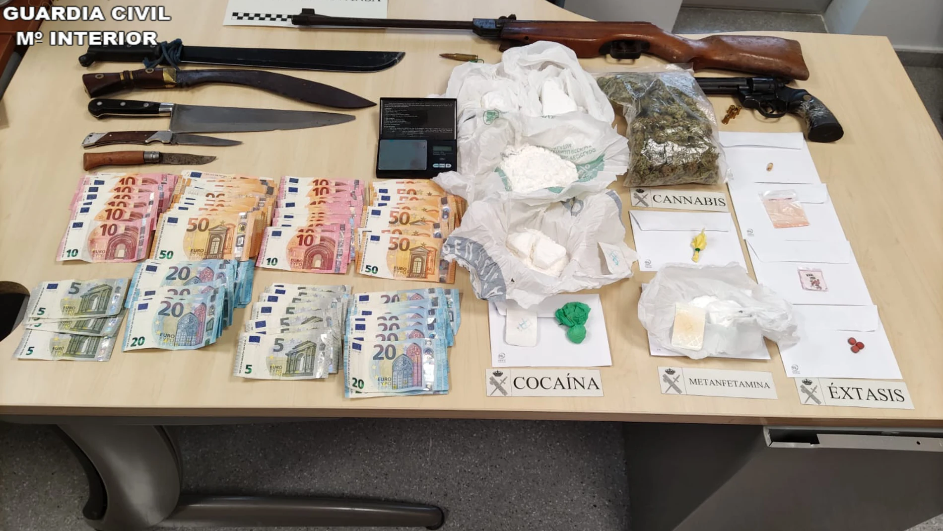 Toda la droga, armas y dinero incautado durante la operación