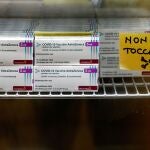 Cajas que contienen viales de la vacuna AstraZeneca en un refrigerador en Roma, Italia