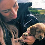 Kate Greville, con uno de los perros que es objeto de disputa con Ryan Giggs.