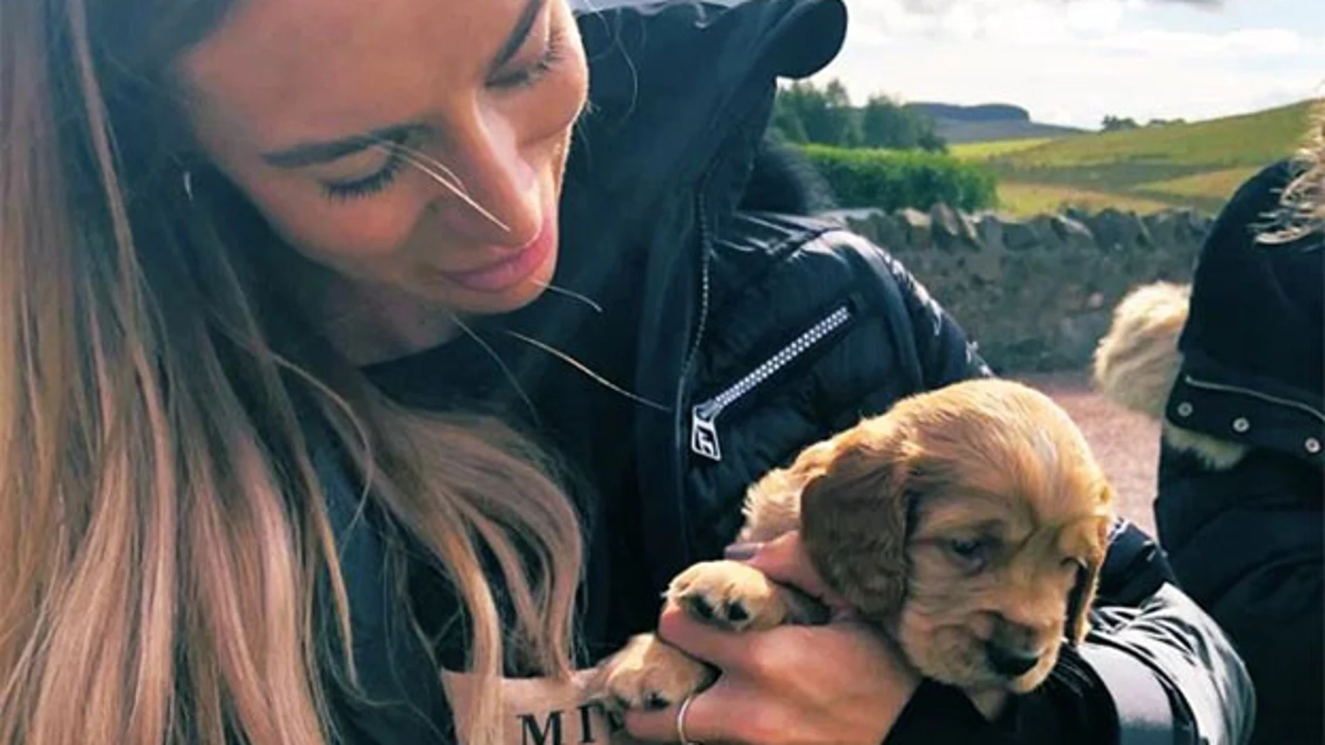 Kate Greville, con uno de los perros que es objeto de disputa con Ryan Giggs.
